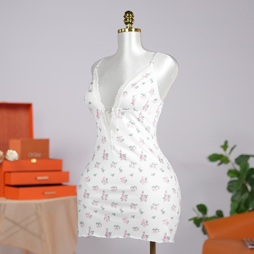 لانجيري أبيض مزين بورود ودانتيل جانبي